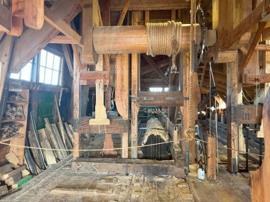 Zaandijk, 29 Eylül 2024. Zaanse Schans, Hollanda 'daki eski bir testere fabrikasının içi. Yüksek kalite fotoğraf