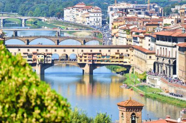 Floransa, İtalya. 15 Eylül 2024. Floransa 'daki ünlü Ponte Vecchio manzarası. Yüksek kalite fotoğraf
