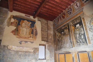 San Gimignano, İtalya. 17 Eylül 2024. İtalya, San Gimignano 'da eski bir manastırın içi. Yüksek kalite fotoğraf