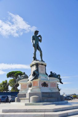 Floransa, İtalya. 16 Eylül 2024. Michelangelo 'nun David heykelinin kopyası olan Michelangelo Meydanı. Yüksek kalite fotoğraf