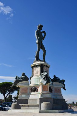 Floransa, İtalya. 16 Eylül 2024. Michelangelo 'nun David heykelinin kopyası olan Michelangelo Meydanı. Yüksek kalite fotoğraf
