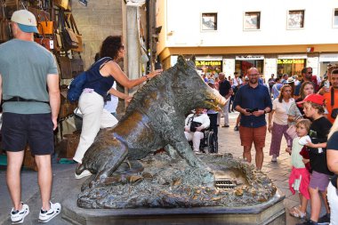 Floransa, İtalya. 16 Eylül 2024. Fontana del Porcellino 'lu Mercato Nuovo. Yüksek kalite fotoğraf