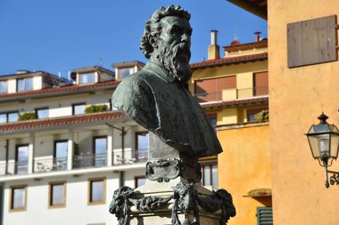 Floransa, İtalya. 16 Eylül 2024. Floransa 'da Ponte Vecchio' nun ortasında Benvenuto Cellini heykeli. Yüksek kalite fotoğraf