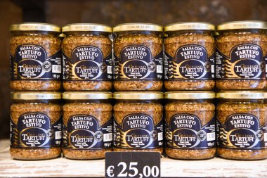 San Gimignano, 17 Eylül 2024. İtalyan yemeği ve şarabı San Gimignano, Toskana 'daki farklı dükkanlarda sergileniyor. Yüksek kalite fotoğraf