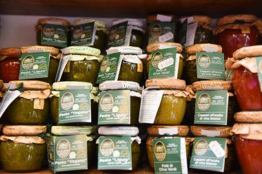 San Gimignano, 17 Eylül 2024. İtalyan yemeği ve şarabı San Gimignano, Toskana 'daki farklı dükkanlarda sergileniyor. Yüksek kalite fotoğraf