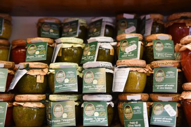 San Gimignano, 17 Eylül 2024. İtalyan yemeği ve şarabı San Gimignano, Toskana 'daki farklı dükkanlarda sergileniyor. Yüksek kalite fotoğraf