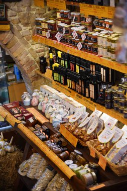 San Gimignano, 17 Eylül 2024. İtalyan yemeği ve şarabı San Gimignano, Toskana 'daki farklı dükkanlarda sergileniyor. Yüksek kalite fotoğraf