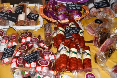 San Gimignano, 17 Eylül 2024. İtalyan yemeği ve şarabı San Gimignano, Toskana 'daki farklı dükkanlarda sergileniyor. Yüksek kalite fotoğraf