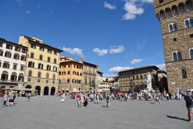 Floransa, İtalya. 15 Eylül 2024. İtalya, Floransa 'da Duomo Maria del Fiore ile ünlü Piazza della signoria. Yüksek kalite fotoğraf