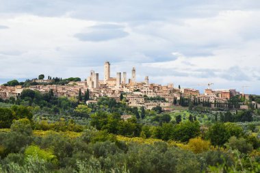 San Gimignano, İtalya. 18 Eylül 2024. İtalya 'nın San Gimignano kentindeki ortaçağ köyünün çevresindeki Toskana manzarası. Yüksek kalite fotoğraf
