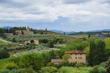 San Gimignano, İtalya. 18 Eylül 2024. İtalya 'nın San Gimignano kentindeki ortaçağ köyünün çevresindeki Toskana manzarası. Yüksek kalite fotoğraf