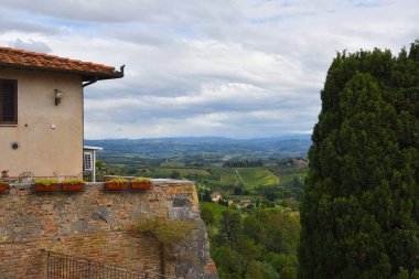 San Gimignano, İtalya. 18 Eylül 2024. İtalya 'nın San Gimignano kentindeki ortaçağ köyünün çevresindeki Toskana manzarası. Yüksek kalite fotoğraf