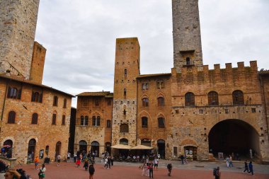 San Gimignamo, İtalya. 17 Eylül 2024. İtalya 'nın ortaçağ San Gimignano kentinin dar sokakları ve meydanları. Yüksek kalite fotoğraf