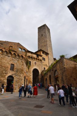 San Gimignamo, İtalya. 17 Eylül 2024. İtalya 'nın ortaçağ San Gimignano kentinin dar sokakları ve meydanları. Yüksek kalite fotoğraf