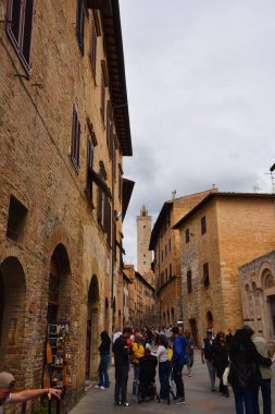 San Gimignamo, İtalya. 17 Eylül 2024. İtalya 'nın ortaçağ San Gimignano kentinin dar sokakları ve meydanları. Yüksek kalite fotoğraf