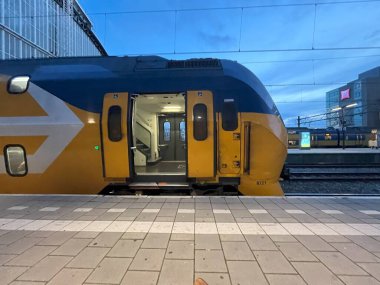 Amsterdam, Hollanda. 5 Ekim 2024. Amsterdam Merkez İstasyonu platformunda trenler. Yüksek kalite fotoğraf