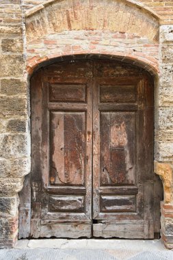 San Gimignano, İtalya. 17 Eylül 2024. San Gimignano 'nun ortaçağ kasabasındaki eski kapılar. Yüksek kalite fotoğraf