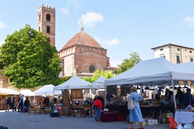 Lucca, İtalya. 15 Eylül 2024. Lucca, Toskana 'da bir antika pazarı. Yüksek kalite fotoğraf