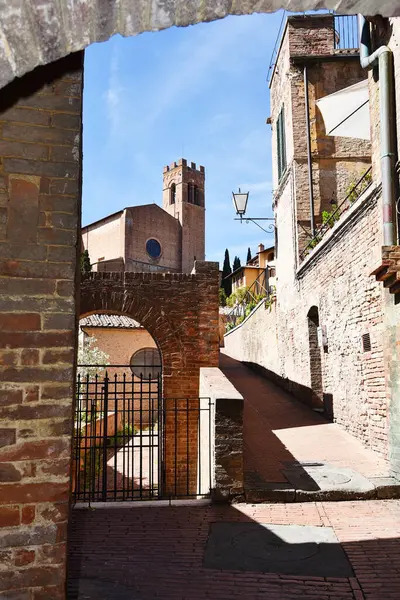 Siena, İtalya. 17 Eylül 2024. Siena 'nın eski merkezinin dar sokakları. Yüksek kalite fotoğraf