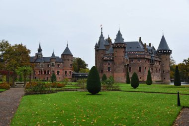 Haarzuilens, Hollanda. 6 Ekim 2024. De Haar Kalesi, Hollanda 'nın en iyi korunmuş ortaçağ kalelerinden biri. Yüksek kalite fotoğraf