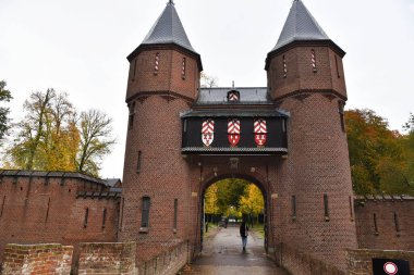 Haarzuilens, Hollanda. 6 Ekim 2024. De Haar Kalesi, Hollanda 'nın en iyi korunmuş ortaçağ kalelerinden biri. Yüksek kalite fotoğraf