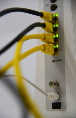 Hollanda 'da. Aralık 2024. Bilgisayar teknolojisi. Modem ve HDMI kablolarının yakın çekimi. Yüksek kalite fotoğraf