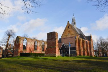 Bergen, Hollanda 'dan. 17 Aralık 2024. Kuzey Hollanda, Bergen 'in merkezindeki eski harabe kilisesi. Yüksek kalite fotoğraf