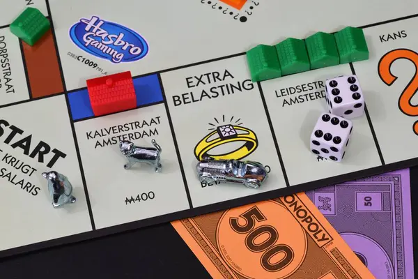 Den Helder, Hollanda. 20 Ocak 2025. Monopoly 'e yakın, popüler bir masa oyunu. Yüksek kalite fotoğraf