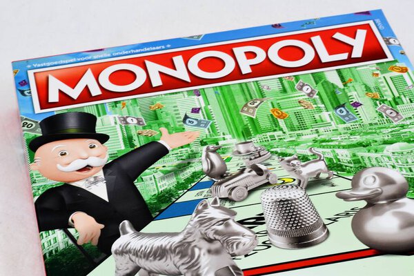 Ден Хелдер, Нидерланды. 20 января 2025 года. Крупный план Монополии, популярной настольной игры. Высокое качество фото