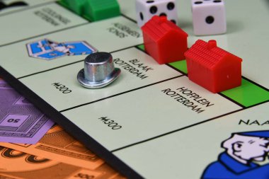 Den Helder, Hollanda. 20 Ocak 2025. Monopoly 'e yakın, popüler bir masa oyunu. Hollanda versiyonu. Yüksek kalite fotoğraf
