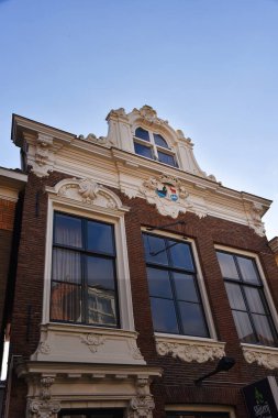 Enkhuizen, Hollanda. 27 Şubat 2025. Batı Friesland 'daki eski Enkhuizen kasabasının merkezindeki eski cepheler. Yüksek kalite fotoğraf