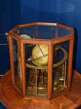 Franeker, Hollanda. 2 Mart 2025. Franeker 'daki gökevinde astronomik bir saat. Yüksek kalite fotoğraf