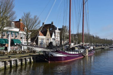 Harlingen, Hollanda. 2 Mart 2025. Froesland 'daki Harlingen limanı. Yüksek kalite fotoğraf