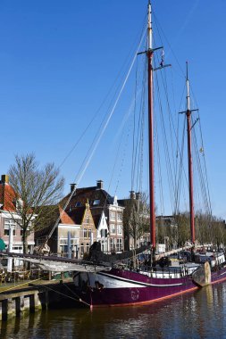 Harlingen, Hollanda. 2 Mart 2025. Froesland 'daki Harlingen limanı. Yüksek kalite fotoğraf