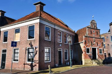 Franeker, Hollanda. 2 Mart 2025, Franeker, Friesland 'ın eski merkezindeki tahıl taşıyıcısının evi. Yüksek kalite fotoğraf
