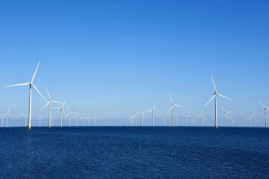 Breezanddijk, Hollanda. 3 Mart 2025. Hollanda, Ijsselmeer 'de bir rüzgar çiftliği. Yüksek kalite fotoğraf