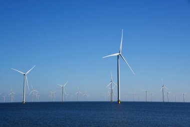 Breezanddijk, Hollanda. 3 Mart 2025. Hollanda, Ijsselmeer 'de bir rüzgar çiftliği. Yüksek kalite fotoğraf