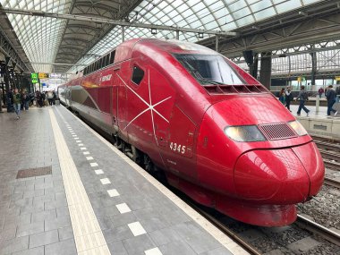 Amsterdam, Hollanda 'da. Merkez İstasyonu Amstedam 'da uluslararası bir ICE treni. Yüksek kalite fotoğraf