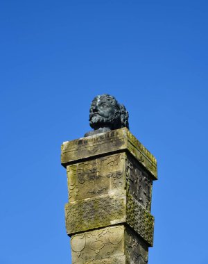 Harlingen, Hollanda. Harlingen yakınlarındaki hendekteki taş adamın heykeli. Yüksek kalite fotoğraf