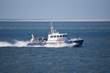 Den Helder, Hollanda. 10 Şubat 2025. Den Helder yakınlarındaki Marsdiep 'te Sahil Güvenlik devriye botları. Yüksek kalite fotoğraf