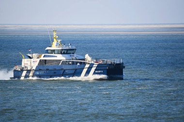 Den Helder, Hollanda. 10 Şubat 2025. Den Helder yakınlarındaki Marsdiep 'te Sahil Güvenlik devriye botları. Yüksek kalite fotoğraf