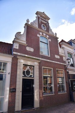 Enkhuizen, Hollanda. 27 Şubat 2025. Hollanda 'daki Enkhuizen şehrinin eski merkezi. Yüksek kalite fotoğraf