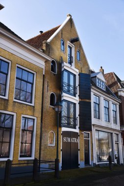 Harlingen, Hollanda. 3 Mart 2025. Harlingen 'in eski merkezi, Friesland' da bir kasaba. Yüksek kalite fotoğraf