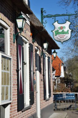 Giethoorn, Hollanda. 19 Mart 2025. Giethoorn 'un merkezinde sazdan çatıları olan eski çiftlik evleri. The Fanfare, Bert Haanstra 'nın filmindeki ünlü kafe. Yüksek kalite fotoğraf