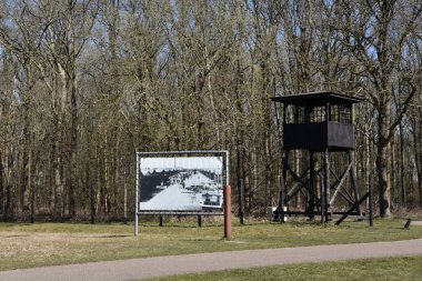 Westerbork, Hollanda. 19 Mart 2025. Westerbork, Hollanda 'daki transit kampının gözetleme kulelerinden biri. Yüksek kalite fotoğraf