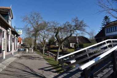 Giethoorn, Hollanda. 19 Mart 2025. Giethoorn 'un merkezinde sazdan çatıları olan eski çiftlik evleri. The Fanfare, Bert Haanstra 'nın filmindeki ünlü kafe. Yüksek kalite fotoğraf