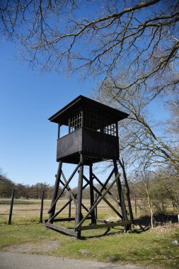 Westerbork, Hollanda. 19 Mart 2025. Westerbork, Hollanda 'daki transit kampının gözetleme kulelerinden biri. Yüksek kalite fotoğraf