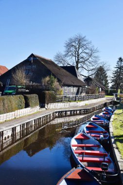 Giethoorn, Hollanda. 19 Mart 2025. Giethoorn 'un merkezinde sazdan çatıları olan eski çiftlik evleri. The Fanfare, Bert Haanstra 'nın filmindeki ünlü kafe. Yüksek kalite fotoğraf