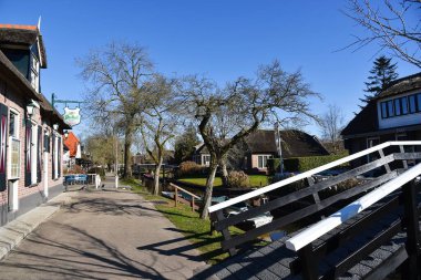 Giethoorn, Hollanda. 19 Mart 2025. Giethoorn 'un merkezinde sazdan çatıları olan eski çiftlik evleri. The Fanfare, Bert Haanstra 'nın filmindeki ünlü kafe. Yüksek kalite fotoğraf