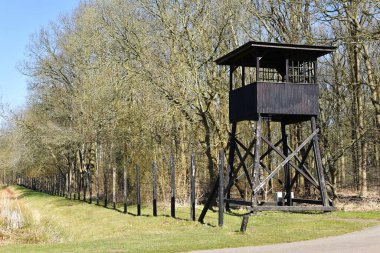 Westerbork, Hollanda. 19 Mart 2025. Westerbork, Hollanda 'daki transit kampının gözetleme kulelerinden biri. Yüksek kalite fotoğraf